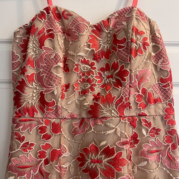 Long dress with net and embroidery - Picture 2 of 5